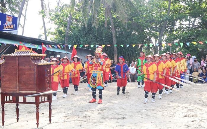 Nhịp chèo bả trạo và ước vọng bình yên của phụ nữ xã đảo